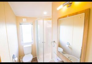 Ванная комната в MP630 Lodge - Camber Sands Holiday Park - Sleeps 8 - Huge Decking - Dishwasher - Washing Machine +10 фотографий