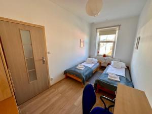 Postel nebo postele na pokoji v ubytování Słoneczny apartament blisko jeziora i gór