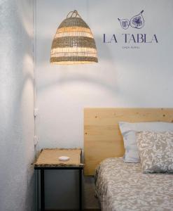 una camera da letto con un letto e un tavolo con una lampada di La Tabla Casa Rural a Sabinosa