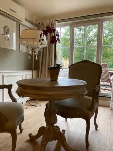 Ein Sitzbereich in der Unterkunft Villa Reynaert