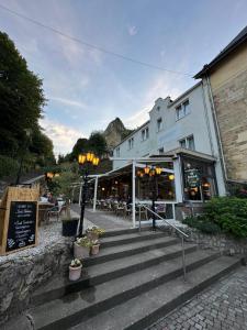 ファルケンブルグにあるBoutique Hotel de la Ruïneのレストラン前階段付きの建物