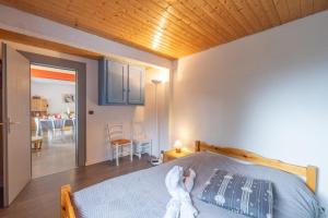 a bedroom with a bed and a dining room at Appartement spacieux 6 personnes in Le Grand-Bornand