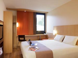 Postel nebo postele na pokoji v ubytování Hôtel ibis Guingamp Cœur de Bretagne + 34 fotografií