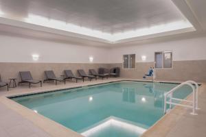 Bazén v ubytování Homewood Suites Medford nebo v jeho okolí