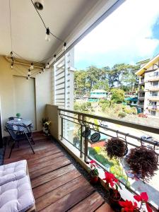 Un balcón con una mesa y vista a un edificio. en Condo Unit Outlook Residences Baguio, en Baguio