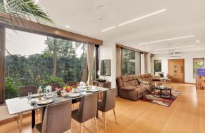 Posezení v ubytování SaffronStays Mango Vino pool villa in Nashik