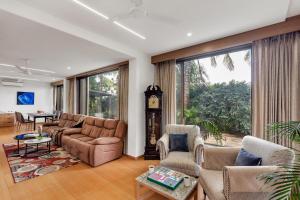 Posezení v ubytování SaffronStays Mango Vino pool villa in Nashik