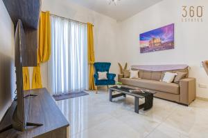 Posezení v ubytování Stylish 3BR home with large terrace in Mosta by 360 Estates