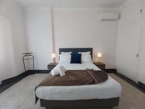 ein Schlafzimmer mit einem großen Bett mit zwei Lampen in der Unterkunft Suite Balima XI in Rabat