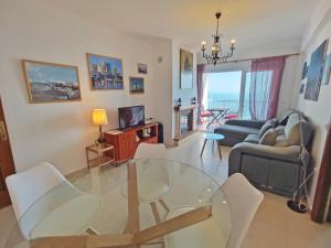 salon ze szklanym stołem i krzesłami w obiekcie Carabeo Vista Mar w mieście Nerja