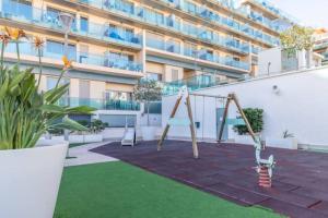 einen Spielplatz im Innenhof eines Gebäudes in der Unterkunft Borumbot,2hab, Wifi ,Vistas Peñón ,Excursiones in Calpe