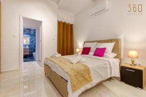 A bed or beds in a room at Stylish 3BR home with large terrace in Mosta by 360 Estates