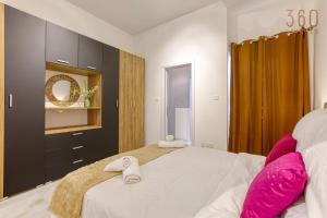 A bed or beds in a room at Stylish 3BR home with large terrace in Mosta by 360 Estates
