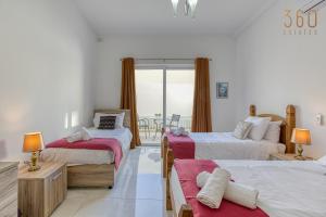 A bed or beds in a room at Stylish 3BR home with large terrace in Mosta by 360 Estates