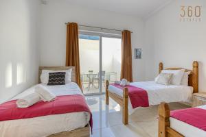 A bed or beds in a room at Stylish 3BR home with large terrace in Mosta by 360 Estates