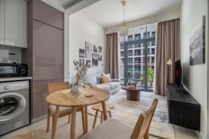 a living room with a table and a couch at GuestReady - Modern elegance in Dubai in Dubai