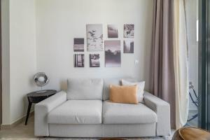a white couch in a living room with a lamp at GuestReady - Modern elegance in Dubai in Dubai