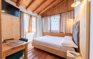 a bedroom with a bed and a desk in a room at Agriturismo Dolce Colle in Volpago del Montello +37 photos