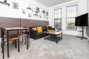 TV a/nebo společenská místnost v ubytování Spacious and Comfy 4 Bedroom House, Parking, Wifi