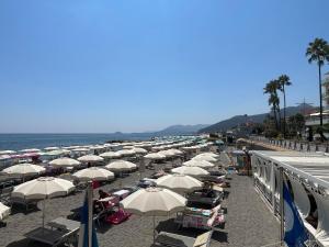 a beach with a bunch of umbrellas and the ocean at Gaia Home by Holiday Home in Loano