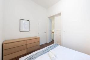 Postel nebo postele na pokoji v ubytování Metropolitan Prague Apt with Amenities + 5 fotografií