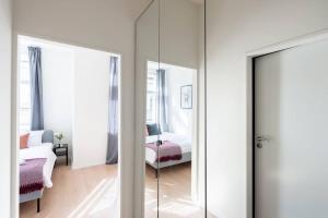 プラハにあるVibrant Old Town Studioの鏡とベッドが備わる部屋、ベッドルーム1室が備わる客室です。