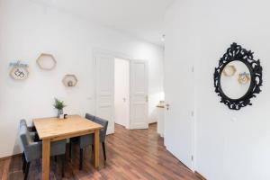Fotografija v galeriji nastanitve Metropolitan Prague Apt with Amenities v Pragi + 5 fotografij