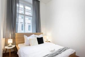 Postel nebo postele na pokoji v ubytování Metropolitan Prague Apt with Amenities