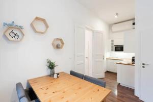 Kuchyň nebo kuchyňský kout v ubytování Metropolitan Prague Apt with Amenities