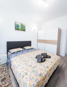 a bedroom with a bed with two towels on it at Modern Chic Apartment - near Iulius Mall in Timişoara