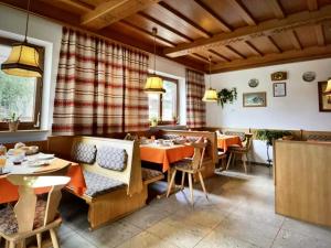 a restaurant with tables and chairs in a room at Appartement Foidl mit Kaiser & Hornblick in Oberndorf in Tirol