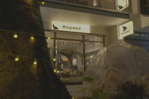 Ðình LoanにあるZenocean homestayのhiegfriedと書かれた看板のある店