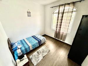 a bedroom with a bed and a window at Appartement Oz in Rose Hill
