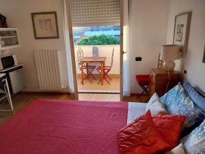 A bed or beds in a room at My b&b - Strada Vecchia del Pinocchio 3/B
