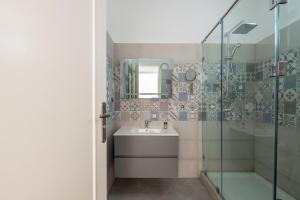 ein Badezimmer mit Waschbecken und Dusche in der Unterkunft Suite Balima XI in Rabat + 37 Fotos