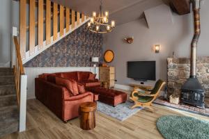 Μια τηλεόραση ή/και κέντρο ψυχαγωγίας στο Woodpeckers - Stylish luxury property with hot tub