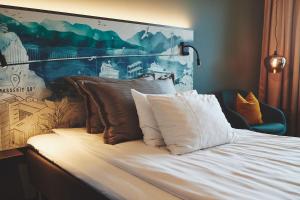 Postel nebo postele na pokoji v ubytování Stord Hotel