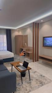 Televiisor ja/või meelelahutuskeskus majutusasutuses شقق هوليداي بلس مشرفه - Holiday Plus Mishrifah Apartments