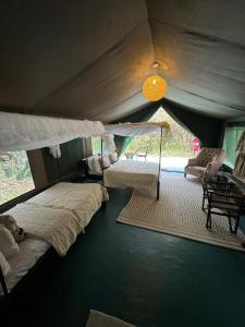 Ein Bett oder Betten in einem Zimmer der Unterkunft Olkinyei Mara Tented Camp