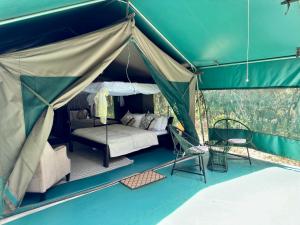 Ein Bett oder Betten in einem Zimmer der Unterkunft Olkinyei Mara Tented Camp