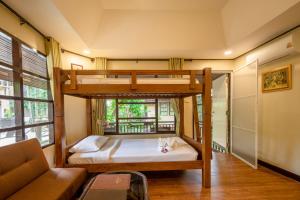1 Schlafzimmer mit 2 Etagenbetten in einem Zimmer in der Unterkunft Princess Kamala Beachfront Hotel - SHA Extra Plus in Kamala Beach + 37 Fotos