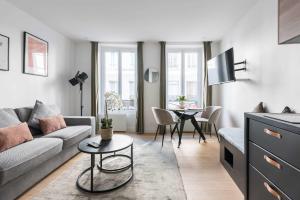 una sala de estar con un sofá y una mesa en République - Charmant studio - Haystia, en París