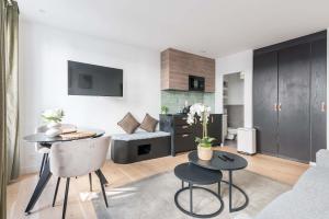 una sala de estar con un sofá y una mesa en République - Charmant studio - Haystia, en París 5 fotos más