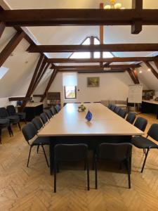 a large room with a large table and chairs at Pensiunea Casa Saxonia in Râşnov