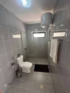 une petite salle de bain avec toilettes et fenêtre dans l'établissement Coração de Santa Maria, à Santa Maria 7 autres photos