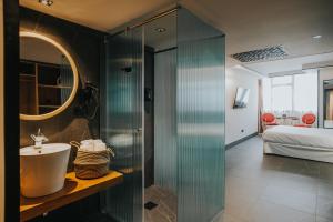 A bathroom at Poem Apartments, Las Canteras