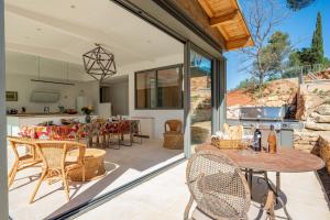 un patio con tavolo e sedie e una cucina di For Me Formidable a Roussillon