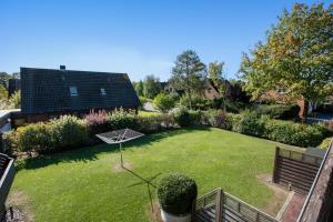 メルドルフにあるHaus am Hemmの広い芝生のある広い庭のある裏庭