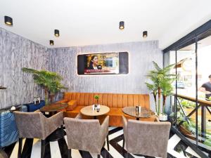 a restaurant with tables and chairs and a tv on the wall at Best House Hotel OLD TOWN in Istanbul