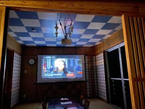 ゲストハウスUYokinawaにあるテレビまたはエンターテインメントセンター